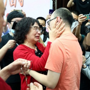 Mujer encuentra a su hijo secuestrado tras buscarlo por 32 años en China Mujer encuentra a su hijo secuestrado tras buscarlo por 32 años en China