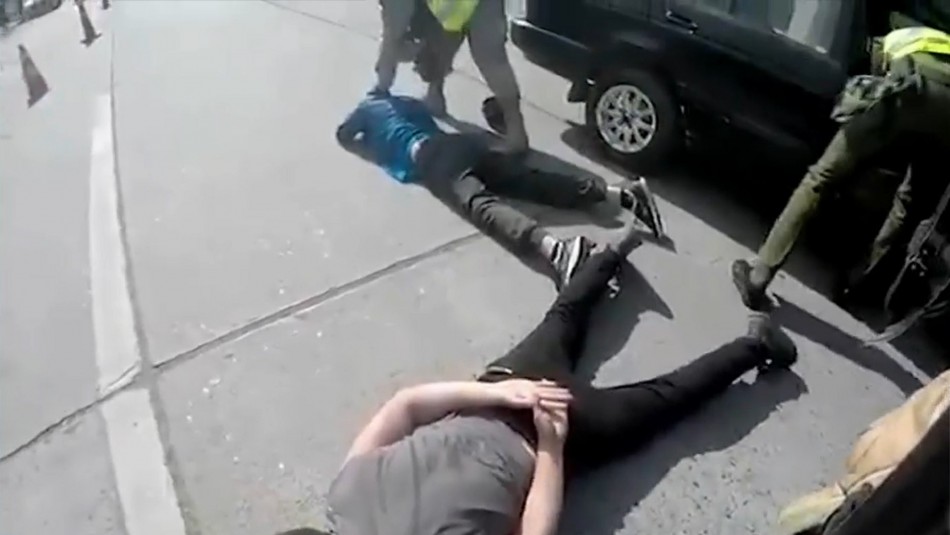 Sujetos son detenidos por eludir fiscalización y arremeter contra militares Sujetos son detenidos por eludir fiscalización y arremeter contra carabineros y militares