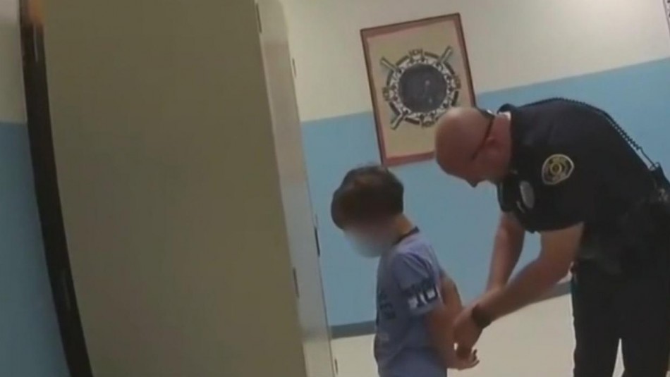 Conmoción en EEUU: Video muestra arresto de un menor de ocho años en una escuela