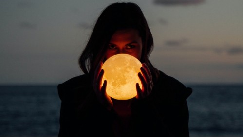 Alocada apuesta: Escultor de aromas fabrica el 'olor de la Luna'