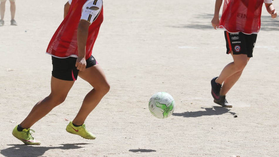 Imagen referencial Se podrá jugar fútbol con hasta 10 personas y sin mascarilla en comunas en Transición