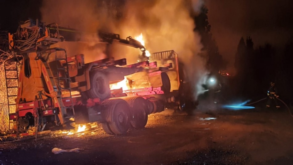 Ataque incendiario deja dos camiones y maquinarias destruidas en Valdivia Ataque incendiario deja dos camiones y maquinarias destruidas en Valdivia