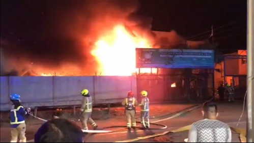 Incendio afecta a oficinas y vehículos de importadora en la Zona Franca de Iquique