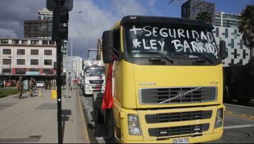 Ley Juan Barrios: Piñera firma proyecto que aumenta penas por quema de camiones