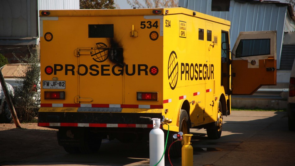 Robo frustrado a camión de valores en Peñalolén Asaltantes intentaron robar camión de valores con 700 millones de pesos en Peñalolén