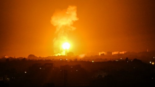 Israel bombardea Gaza en represalia a globos incendiarios