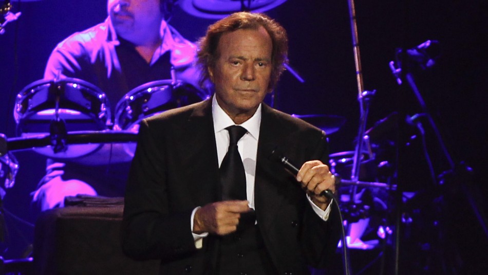 Julio Iglesias Imagen de Julio Iglesias en la playa genera preocupación por su estado de salud