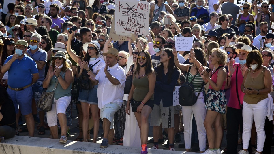 Miles de personas protestan en Madrid contra restricciones por coronavirus Miles de personas protestan en Madrid contra restricciones por coronavirus