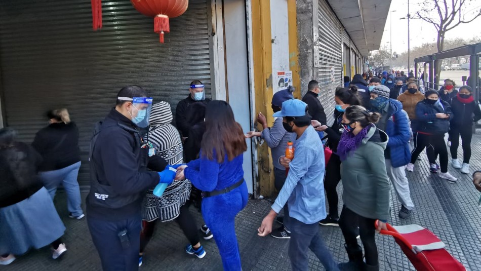 Largas filas se registran en el centro de Santiago en inicio de la etapa de Transición Largas filas se registran en el centro de Santiago en inicio de la etapa de Transición