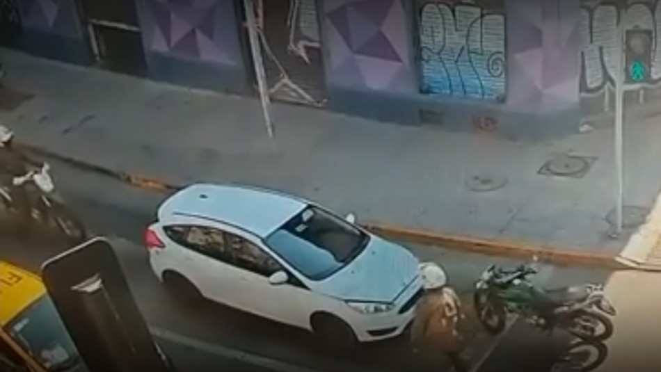 Sujeto roba vehículo y luego atropella a carabinero en medio de fiscalización Sujeto roba vehículo y luego atropella a carabinero en medio de fiscalización
