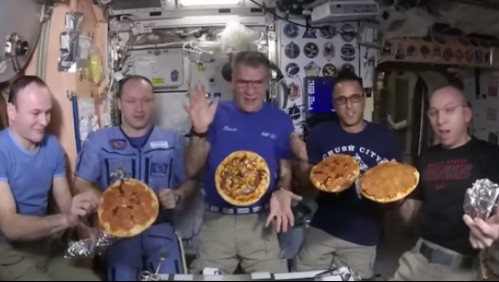 Desde 'noches de pizza' hasta baños con gotas flotantes: Así viven los astronautas en el espacio