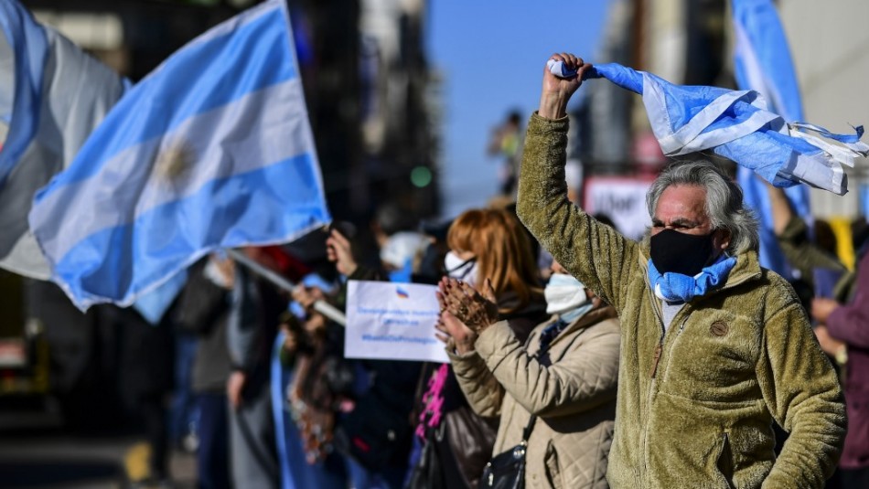 Argentinos desafían al coronavirus en multitudinarias manifestaciones contra Alberto Fernández Argentinos desafían al coronavirus en multitudinarias manifestaciones contra Alberto Fernández
