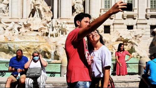 '¡Saquénsela, saquénsela!': La Fontana di Trevi se vuelve a llenar de turistas sin mascarillas