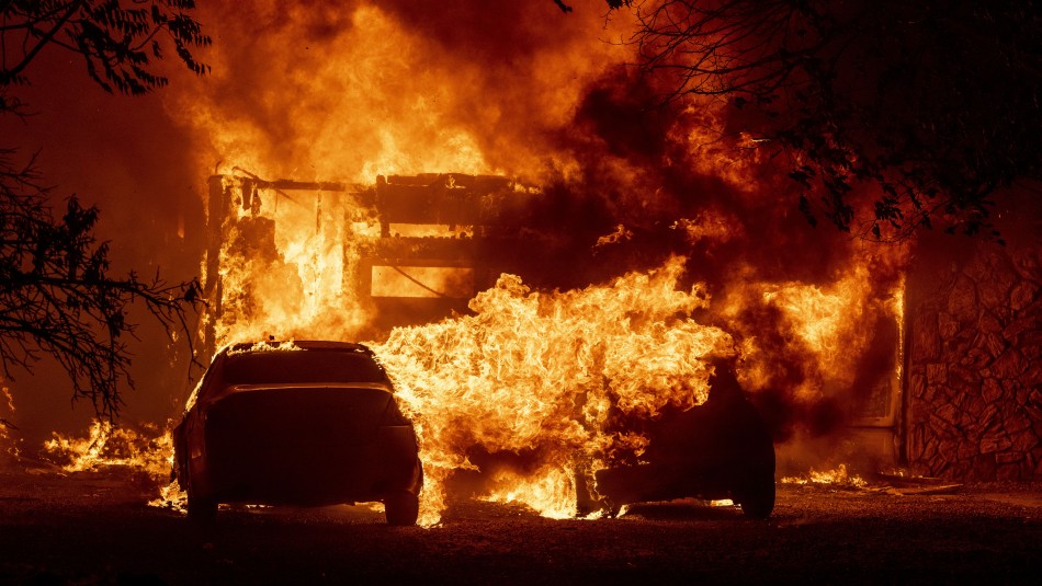 Miles de evacuados en California por avance de incendios forestales Miles de evacuados en California por avance de incendios forestales