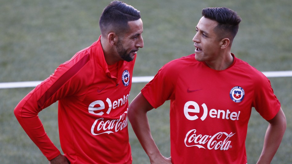 Alexis Sánchez Alexis Sánchez se burla de Mauricio Isla.