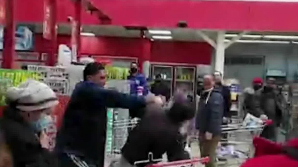 Sujeto apuñala a guardias de supermercado porque le pidieron usar mascarilla Sujeto apuñala a guardias de supermercado porque le pidieron usar mascarilla