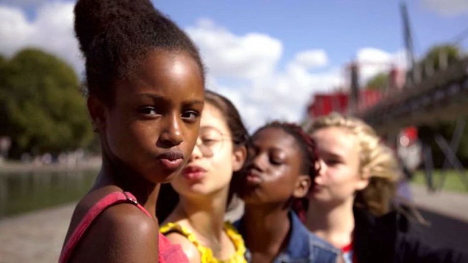 Netflix es blanco de críticas por sexualizar niñas para promocionar película Cuties Netflix es blanco de críticas por sexualizar niñas para promocionar película Cuties