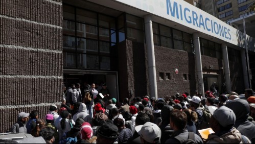 Extranjeros en Chile durante la pandemia: 60% no volvería a su país y el 30% perdió su trabajo