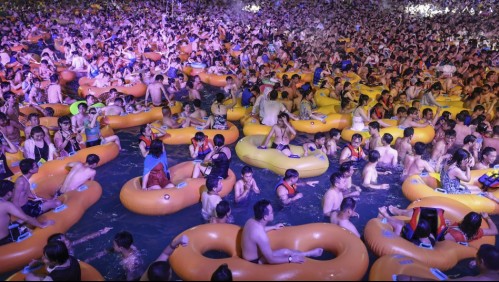 China defiende la masiva fiesta tecno en piscina en ciudad epicentro del coronavirus