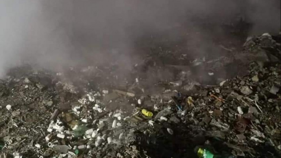 Vecinos piden maquinarias para apagar incendio que lleva tres días afectando a exvertedero Vecinos piden maquinarias para apagar incendio que lleva tres días afectando a exvertedero