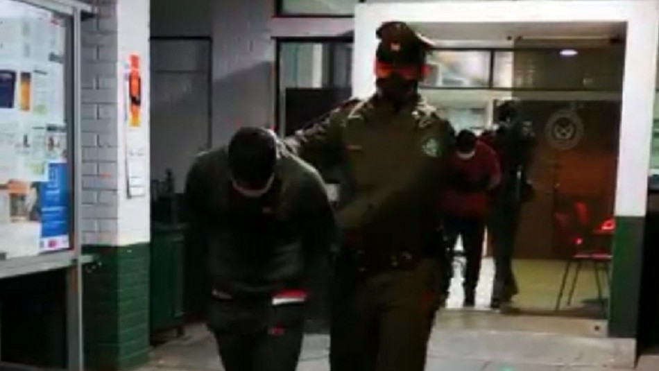 Tres delincuentes detenidos tras amarrar y asaltar a familia de Las Condes Tres delincuentes detenidos tras amarrar y asaltar a familia de Las Condes