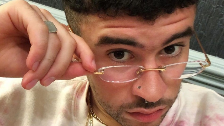 Comparan a Bad Bunny con Pablo Escobar por su nuevo peinado y bigote Comparan a Bad Bunny con Pablo Escobar por su nuevo peinado y bigote