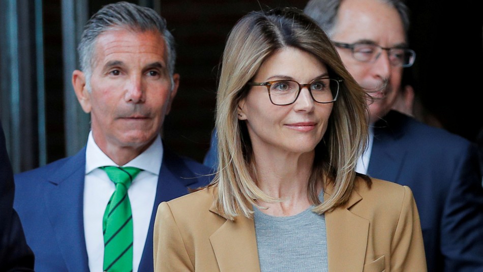 Actriz Lori Loughlin condenada a dos meses de cárcel por escándalo universitario Actriz Lori Loughlin condenada a dos meses de cárcel por escándalo universitario