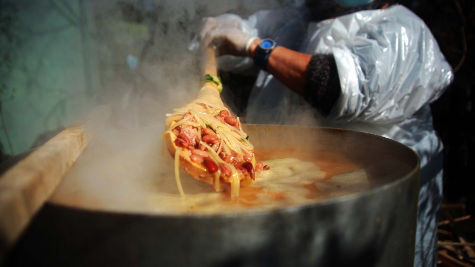 Que a nadie le falte Chef organiza olla común para residentes de guetos verticales