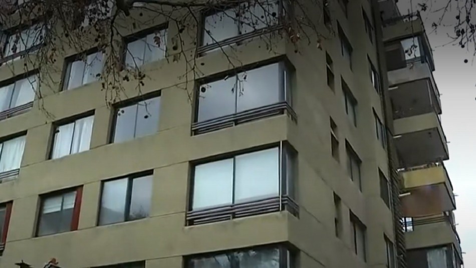 Muerte de mujer en departamento de Las Condes Investigan presunto homicidio en departamento de Las Condes: Mujer recibió disparo de su cónyuge