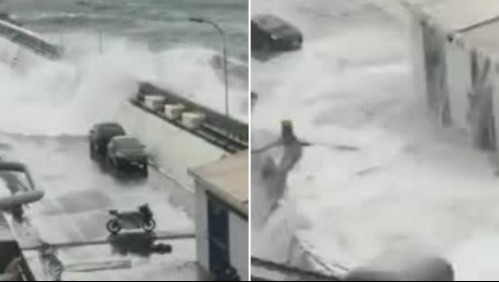 Marejadas arrastran vehículos en Valparaíso: Olas sobrepasaron el Molo de Abrigo