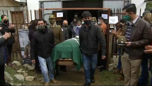 Globos blancos y aplausos: Masivo funeral de carabinera Norma Vásquez en Linares