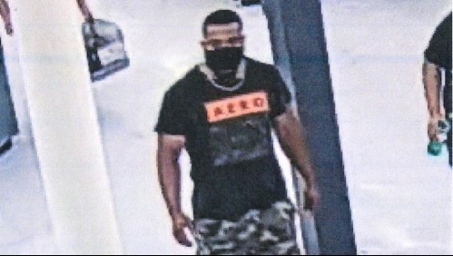 'Ahora tienes COVID': Buscan a hombre que dio abrazos a desconocidos en supermercado de EE.UU.