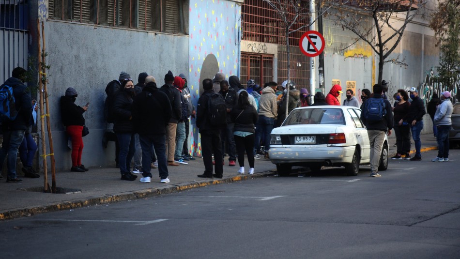 Largas filas para atención de AFP Modelo Largas filas por retiro del 10%: AFP Modelo habilita atención en Liceo 1 de Santiago