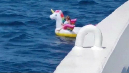 Rescatan a niña de cuatro años tras ser arrastrada al mar en flotador de unicornio