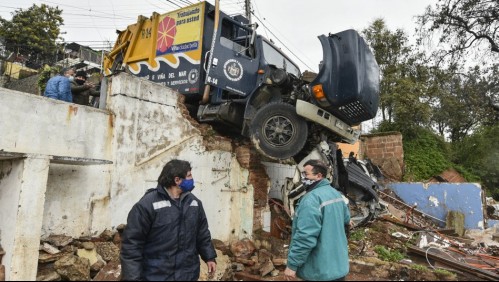 Camión de basura queda colgando luego que chofer perdiera el control en Viña del Mar