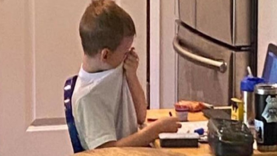 Madre fotografía a su hijo llorando: No entendía la clase online y sentía gran frustración Madre fotografía a su hijo llorando: No entendía la clase online y sentía gran frustración