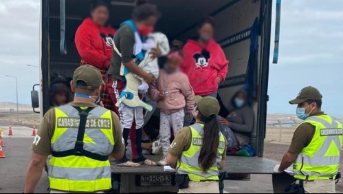 Descubren a 19 extranjeros indocumentados viajando escondidos al interior de un camión