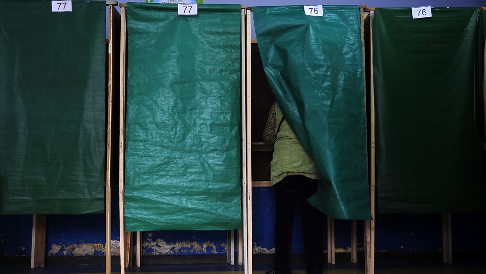 Plebiscito: Proyectos buscan voto obligatorio y que personas con coronavirus voten vía postal Plebiscito: Proyectos buscan voto obligatorio y que personas con coronavirus voten vía postal