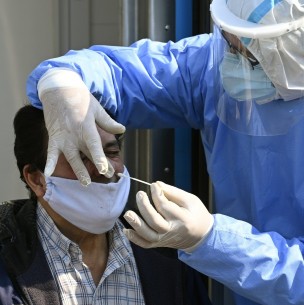 Aconsejan realizar tests a quienes estén en contacto con contagiados aunque sean asintomáticos