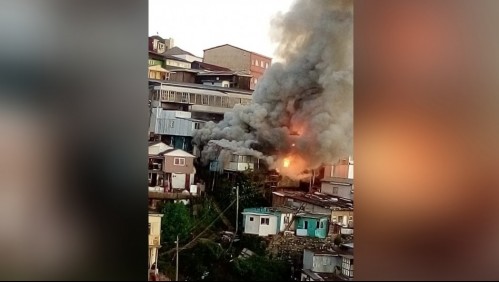 Violento incendio afectó a casas en cerro Toro de Valparaíso