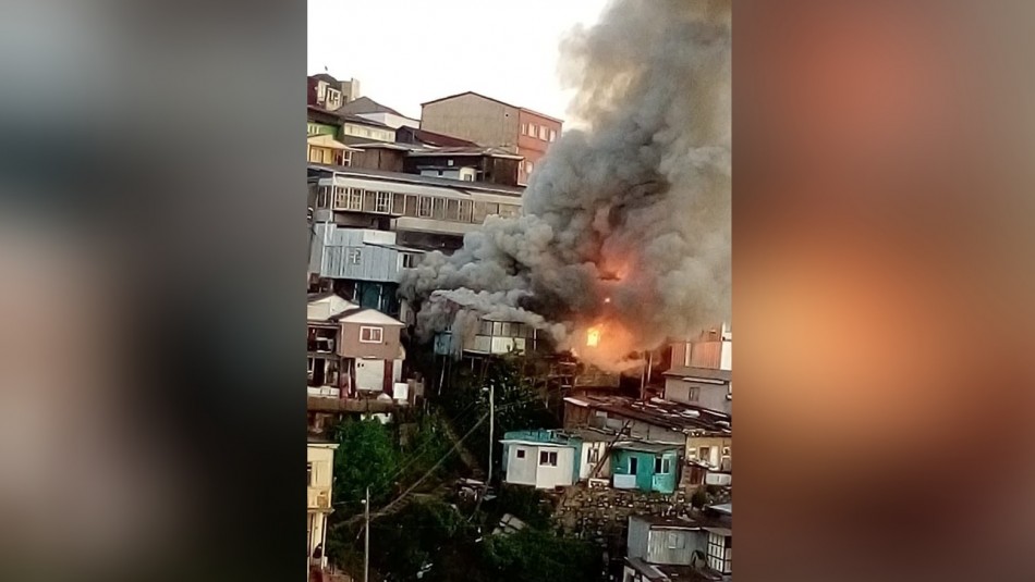 Incendio Valparaíso Violento incendio afectó a casas en cerro Toro de Valparaíso