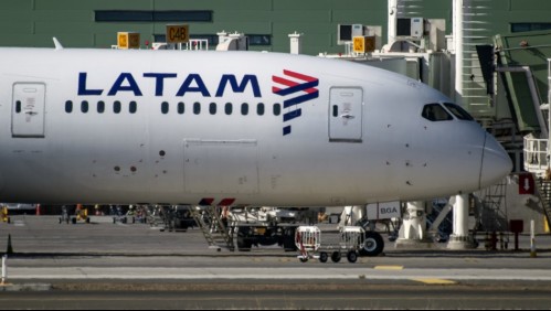 Latam reabre rutas internacionales desde Santiago y aumenta flujo de vuelos locales