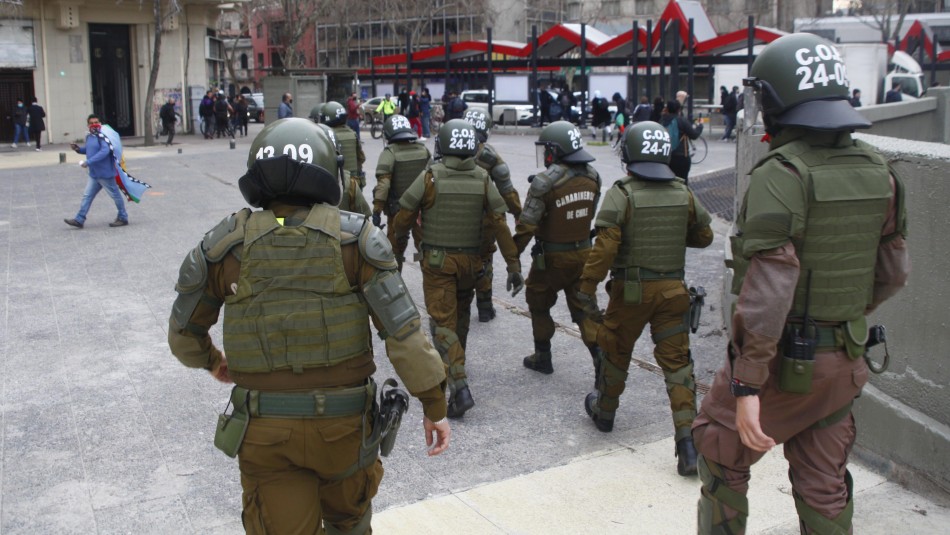 Manifestación da paso a incidentes en Plaza Italia: Carabineros actúa con carro lanza agua Manifestación da paso a incidentes en Plaza Italia: Carabineros actúa con carro lanza agua