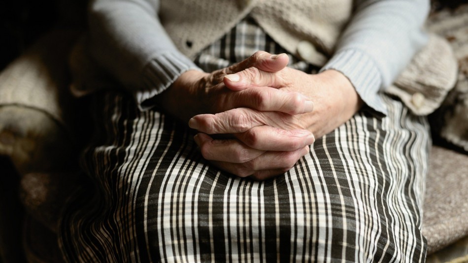 Perdieron su trabajo: Jóvenes humillaron a una anciana que cuidaban y lo publicaron en redes Perdieron su trabajo: Jóvenes humillaron a una anciana que cuidaban y lo publicaron en redes