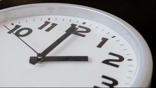 ¿Se atrasa o se adelanta el reloj? Revisa cuándo y cómo es el cambio de hora en Chile