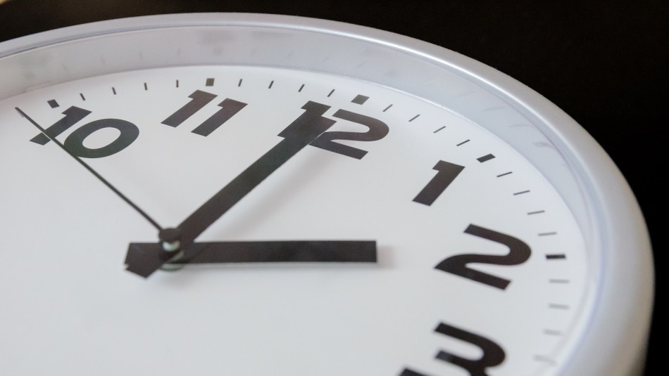 ¿Se atrasa o se adelanta el reloj? Revisa cuándo y cómo es el cambio de hora en Chile Cambio de Hora