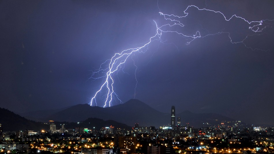 Emiten aviso por posibles tormentas eléctricas entre la Región Metropolitana y el Biobío Emiten aviso por posibles tormentas eléctricas entre la Región Metropolitana y el Biobío