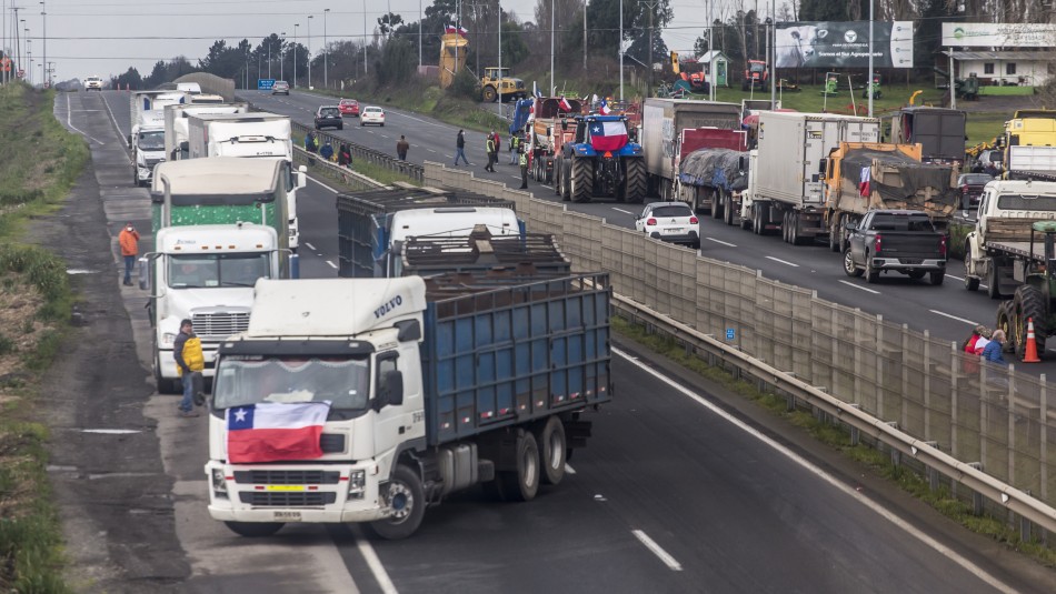 paro camioneros Paro de camioneros continúa este viernes en 43 puntos del país