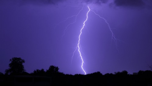 Mueren 9 niños tras el impacto de un rayo en pleno partido de fútbol en Uganda