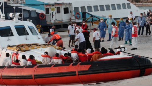 Unos 450 migrantes desembarcan en isla italiana de Lampedusa